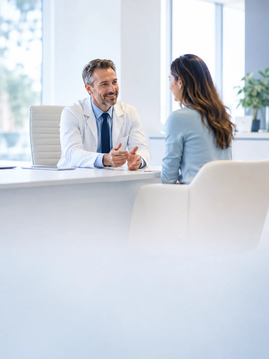 Profesional de la salud en un consultorio moderno y luminoso.